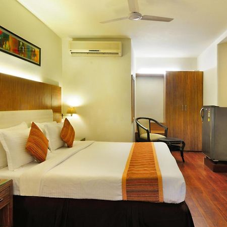 Crossroads Hotel Gurgaon Bagian luar foto