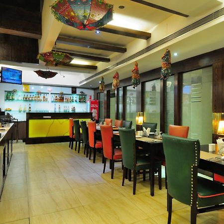 Crossroads Hotel Gurgaon Bagian luar foto