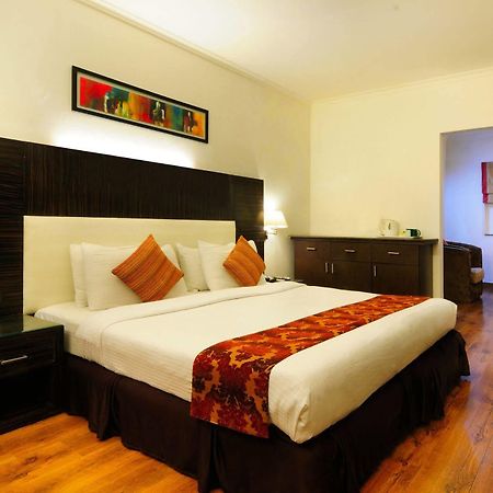 Crossroads Hotel Gurgaon Bagian luar foto