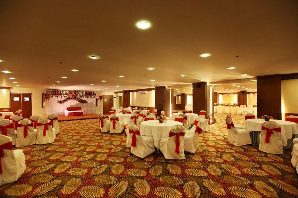 Crossroads Hotel Gurgaon Bagian luar foto