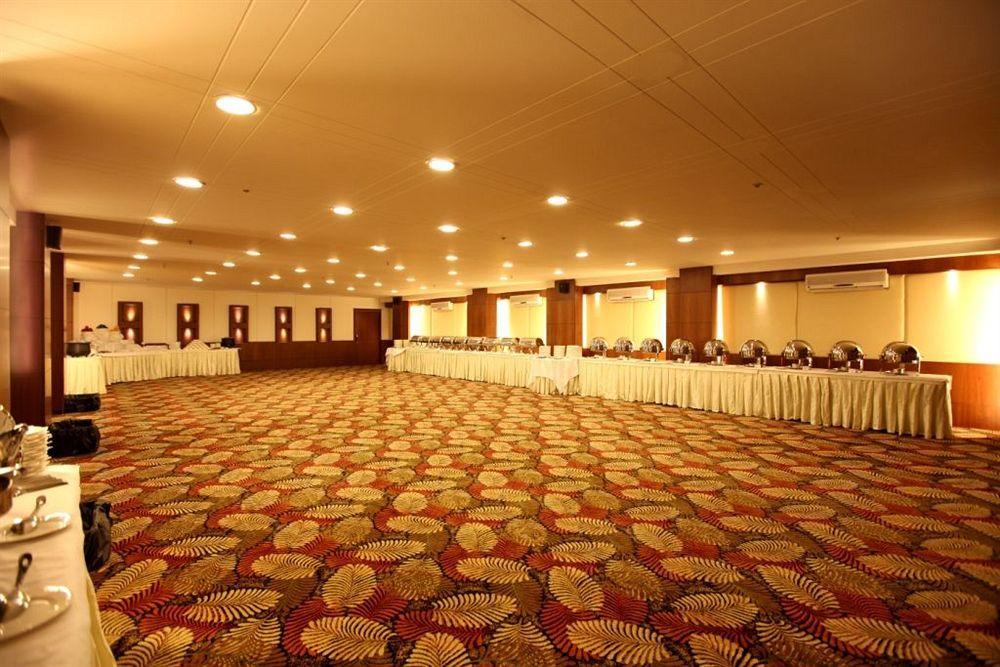 Crossroads Hotel Gurgaon Bagian luar foto