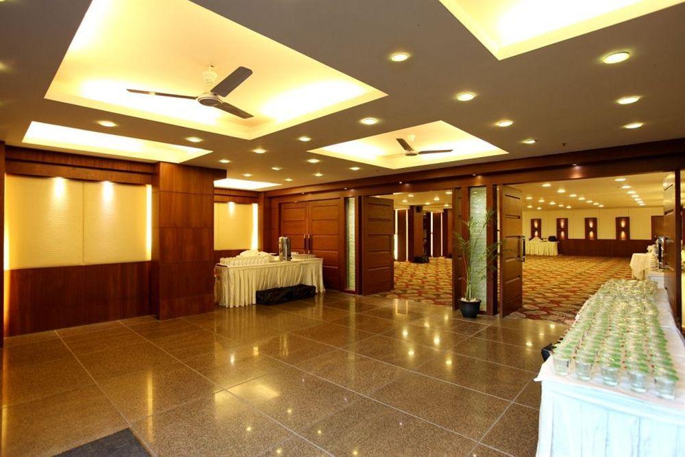Crossroads Hotel Gurgaon Bagian luar foto