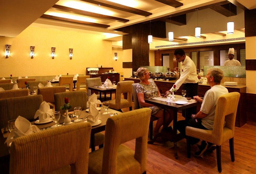 Crossroads Hotel Gurgaon Bagian luar foto