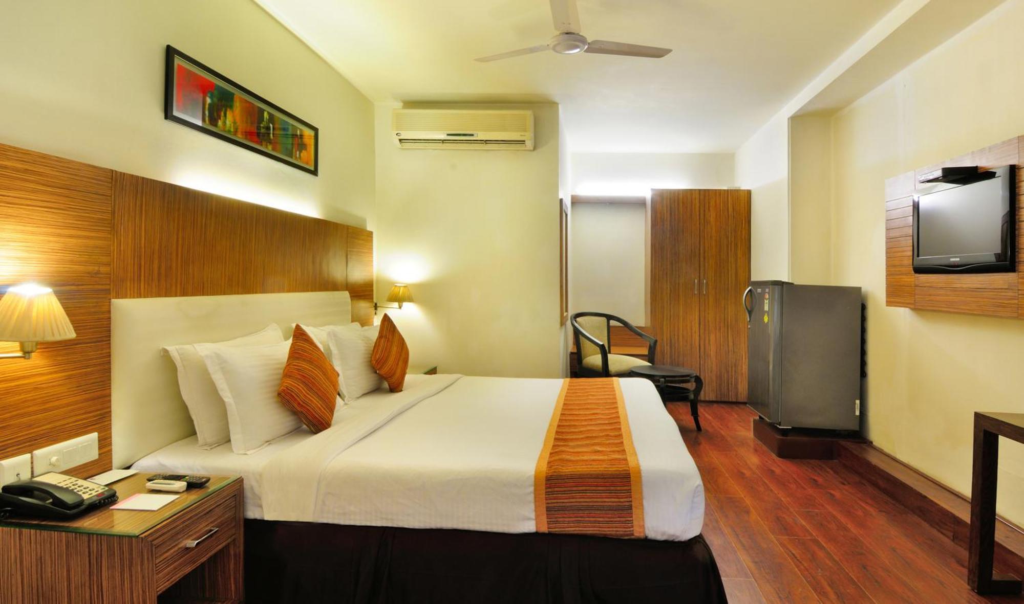 Crossroads Hotel Gurgaon Bagian luar foto