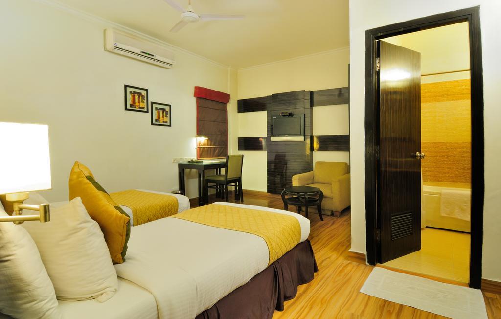 Crossroads Hotel Gurgaon Bagian luar foto