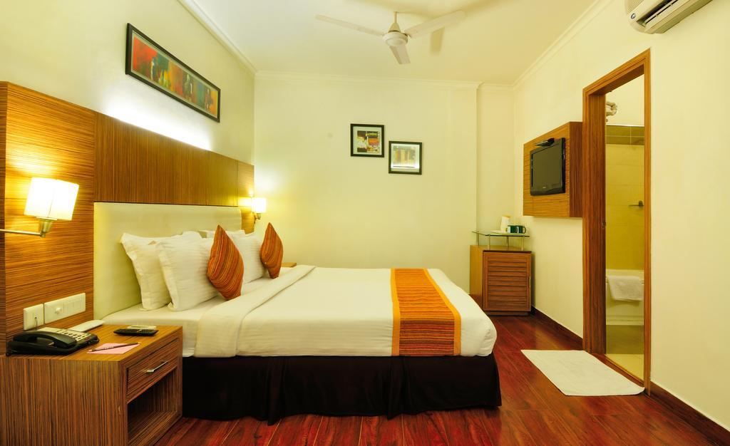 Crossroads Hotel Gurgaon Bagian luar foto