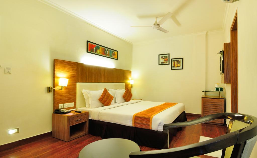 Crossroads Hotel Gurgaon Bagian luar foto