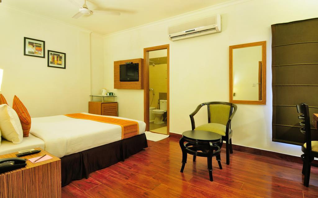 Crossroads Hotel Gurgaon Bagian luar foto
