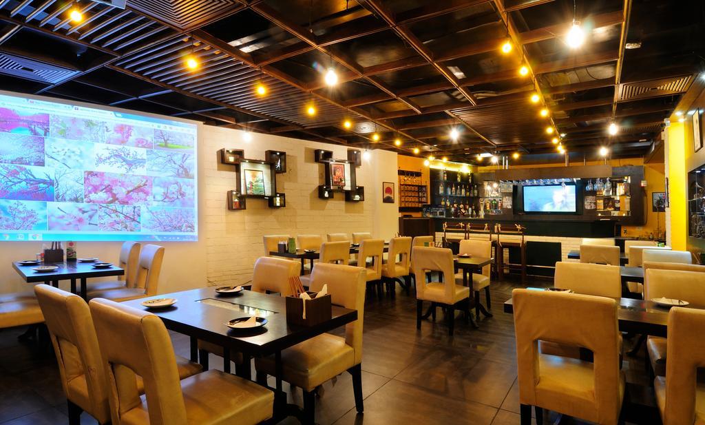 Crossroads Hotel Gurgaon Bagian luar foto