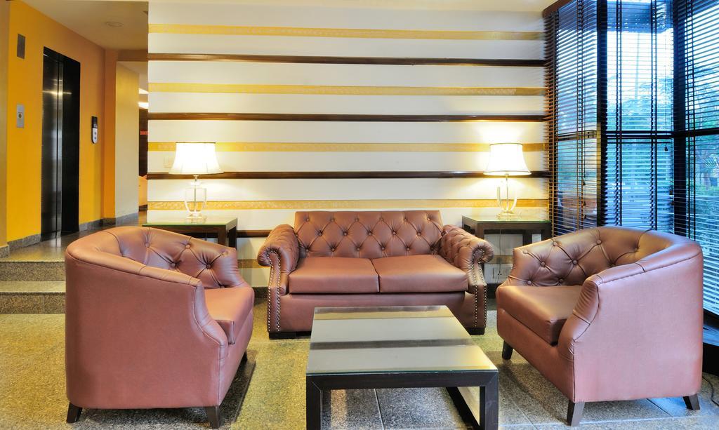 Crossroads Hotel Gurgaon Bagian luar foto