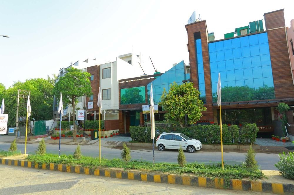Crossroads Hotel Gurgaon Bagian luar foto