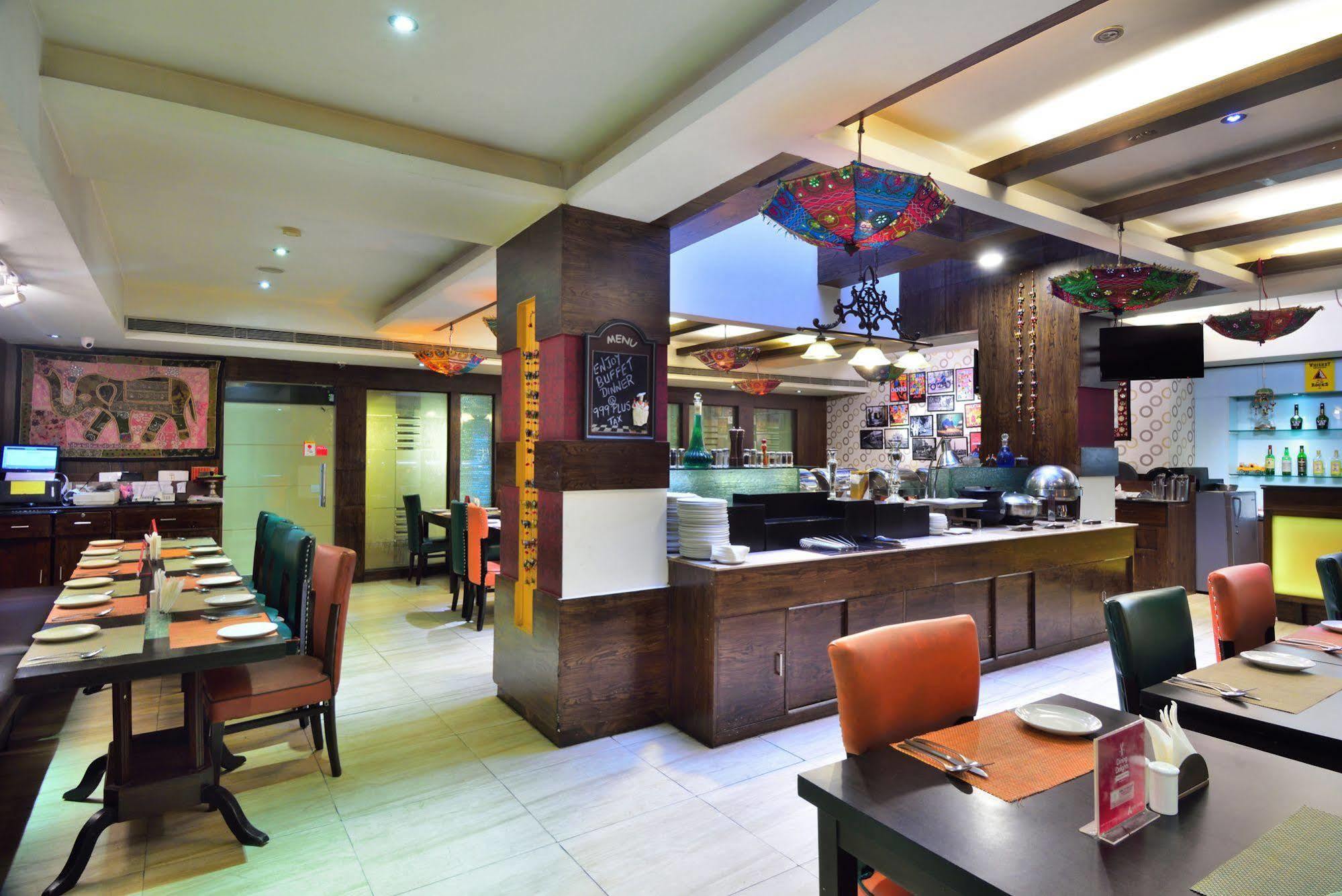 Crossroads Hotel Gurgaon Bagian luar foto
