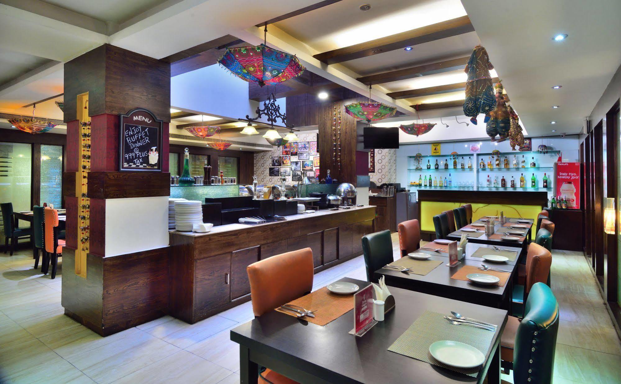 Crossroads Hotel Gurgaon Bagian luar foto