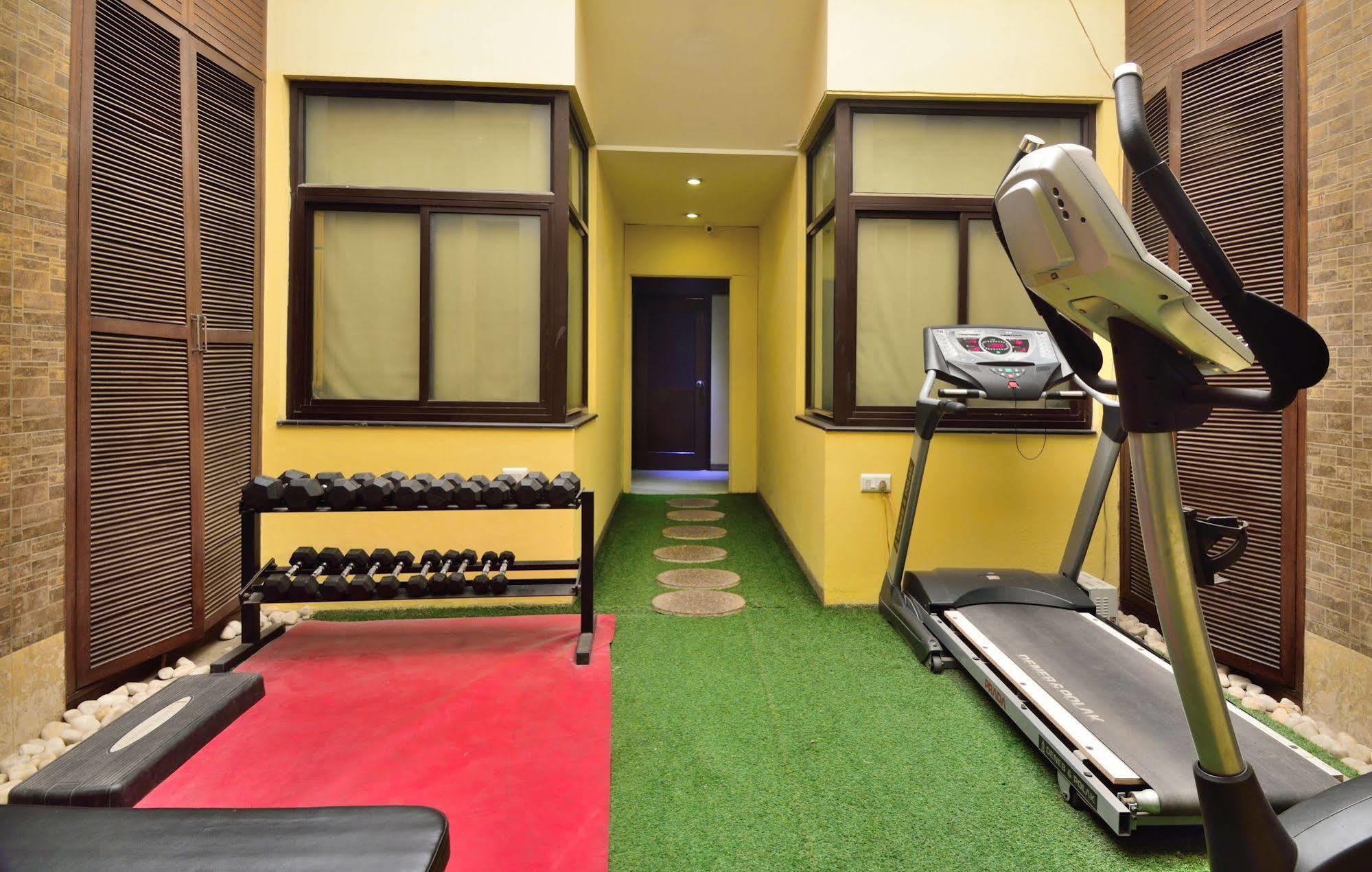 Crossroads Hotel Gurgaon Bagian luar foto