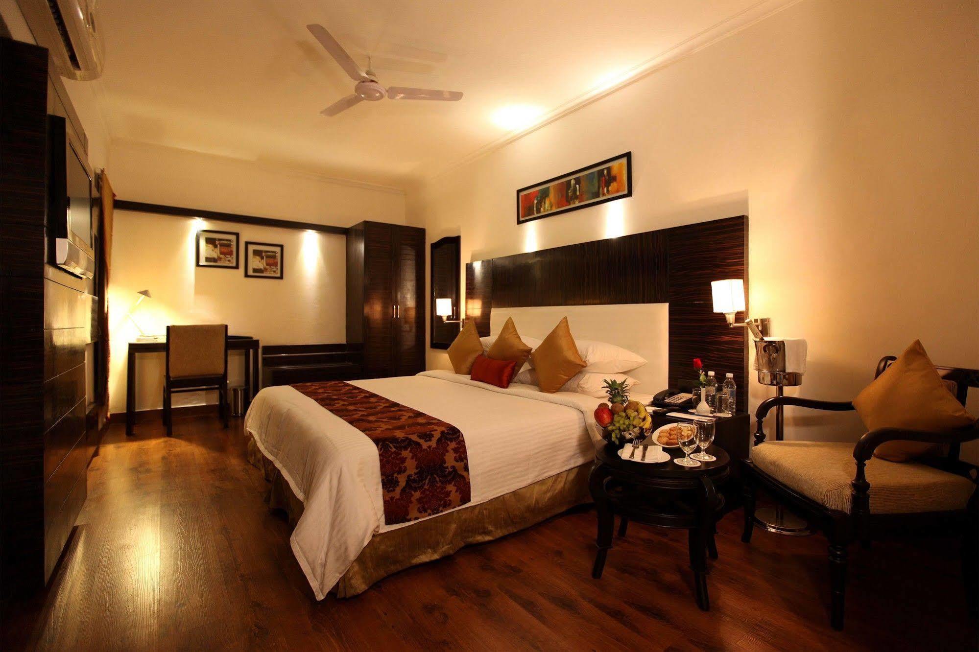 Crossroads Hotel Gurgaon Bagian luar foto