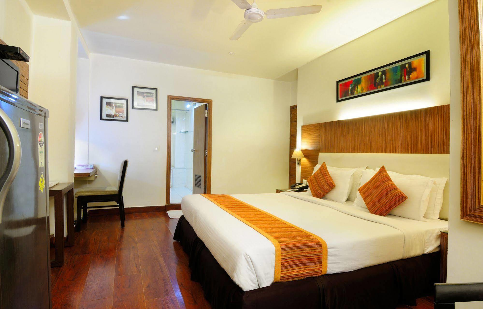 Crossroads Hotel Gurgaon Bagian luar foto