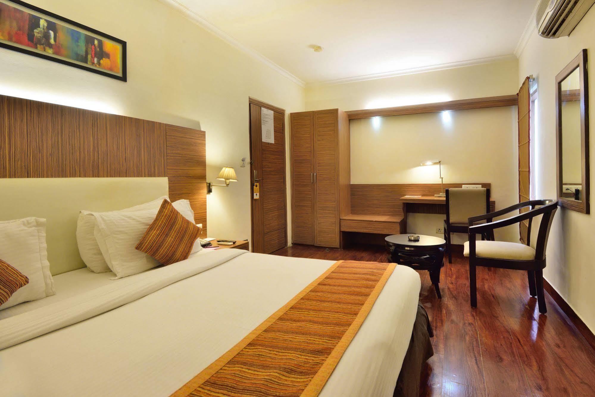 Crossroads Hotel Gurgaon Bagian luar foto