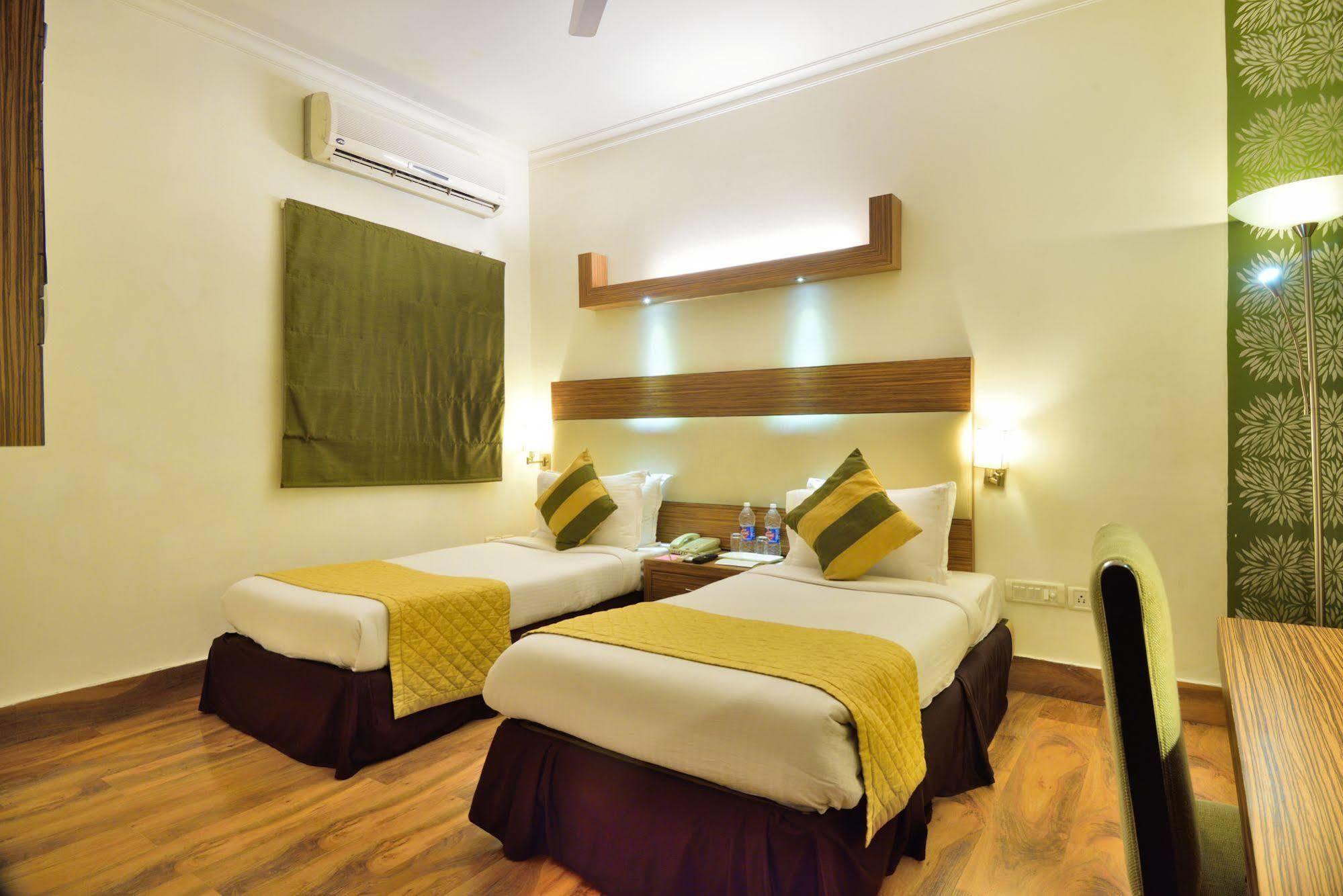 Crossroads Hotel Gurgaon Bagian luar foto