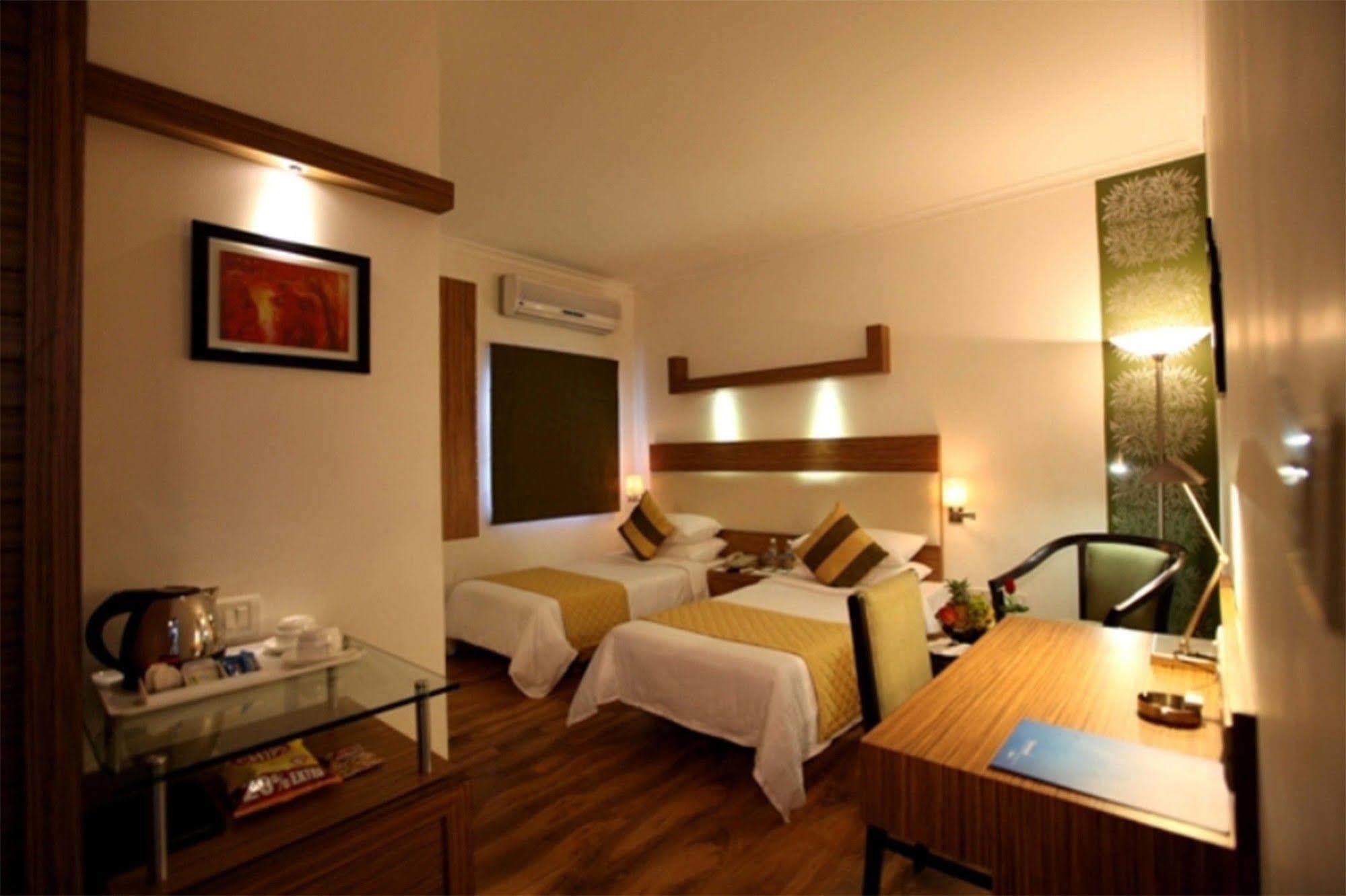 Crossroads Hotel Gurgaon Bagian luar foto