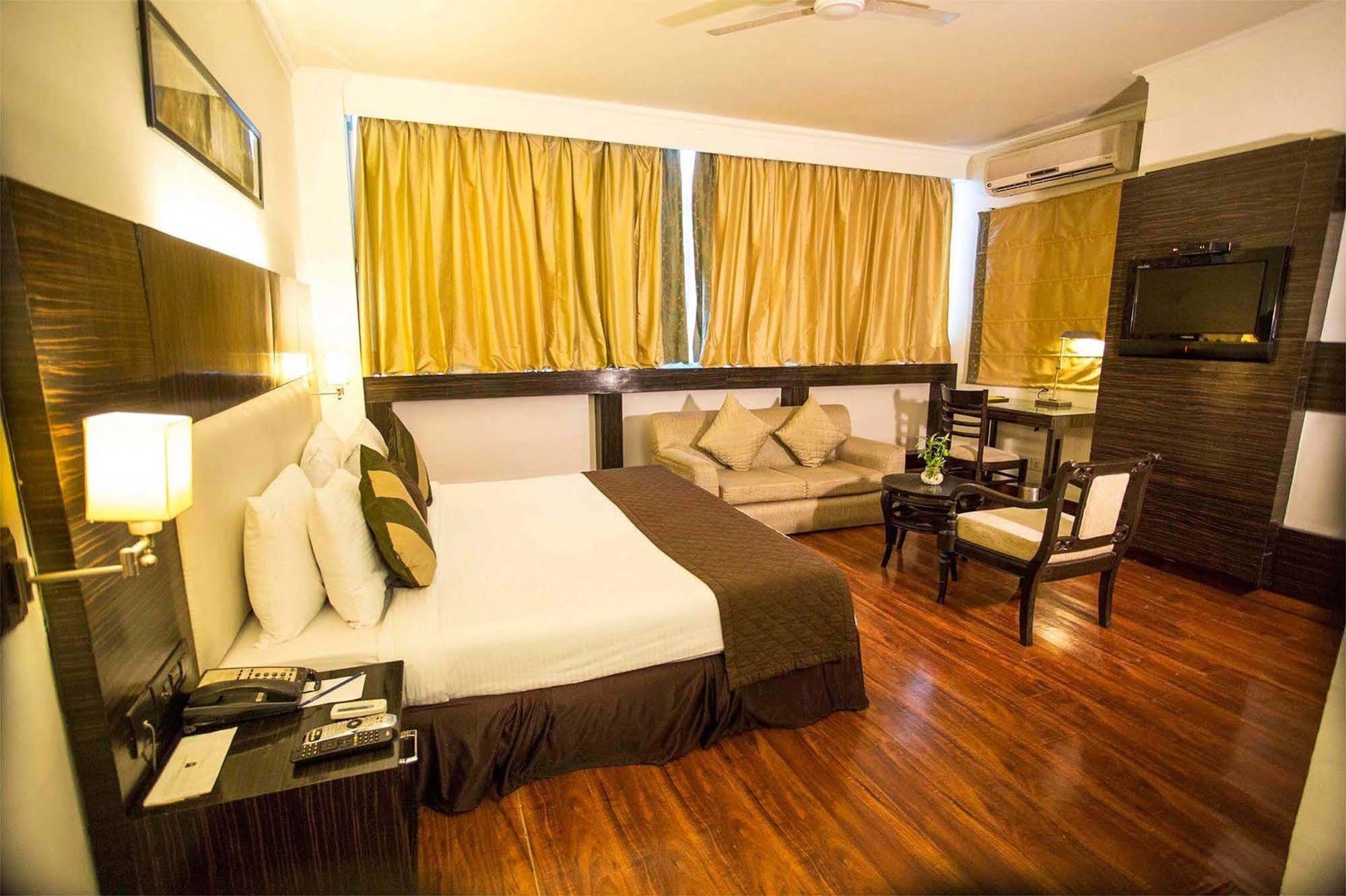 Crossroads Hotel Gurgaon Bagian luar foto
