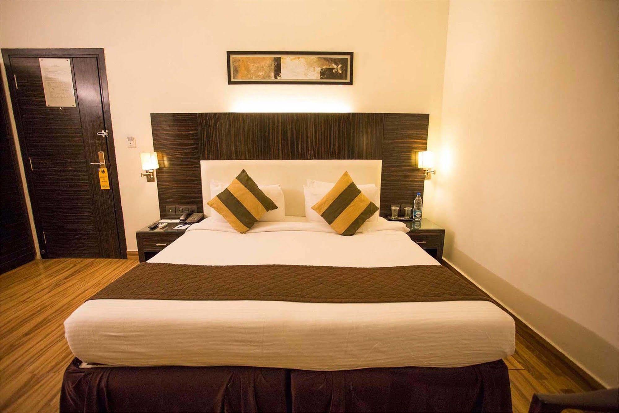 Crossroads Hotel Gurgaon Bagian luar foto