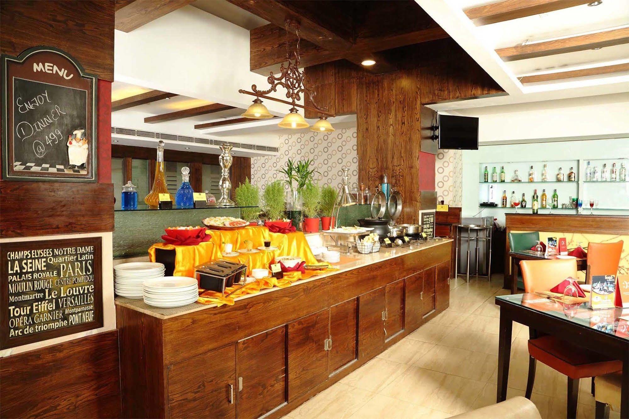 Crossroads Hotel Gurgaon Bagian luar foto