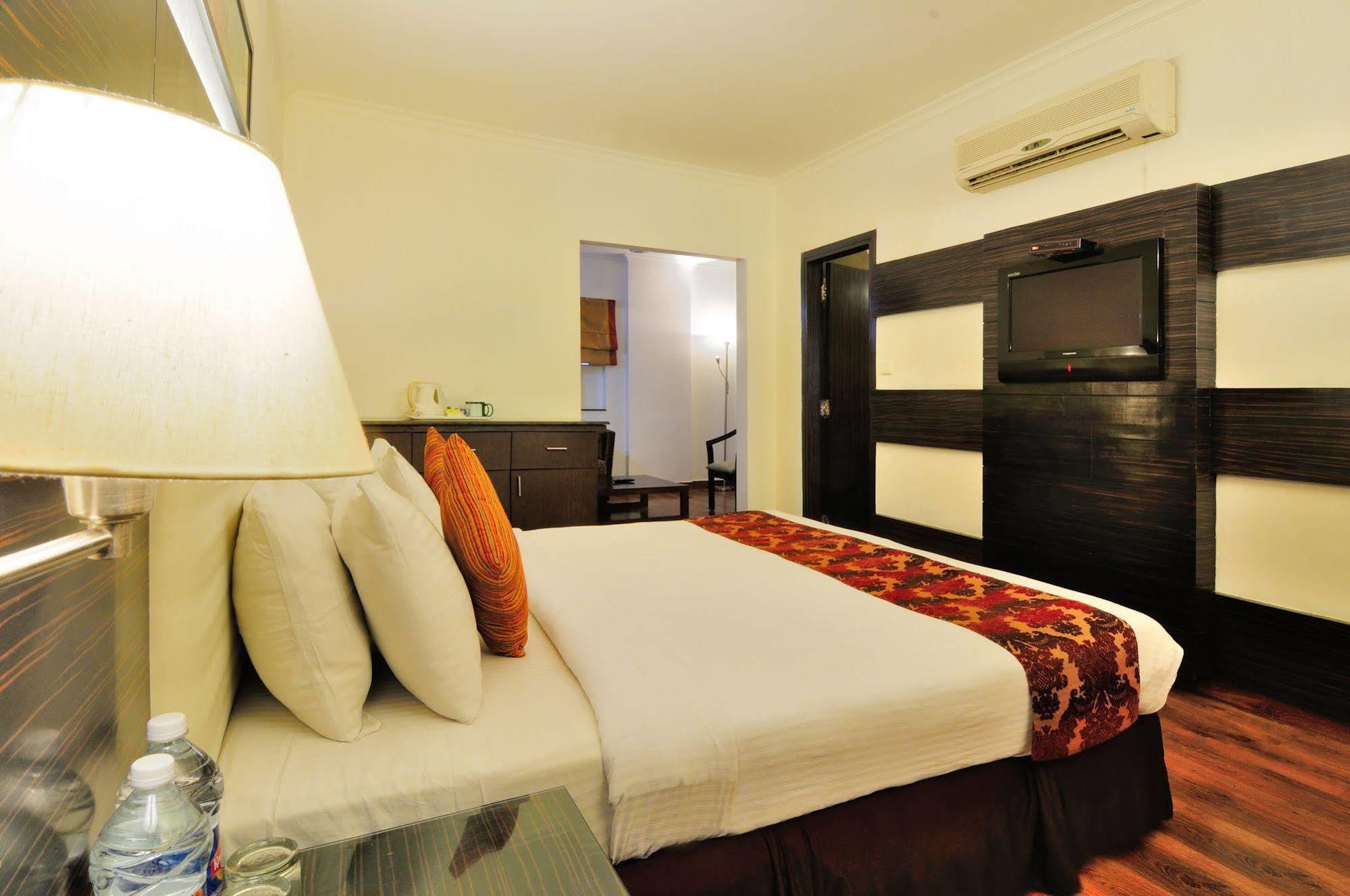 Crossroads Hotel Gurgaon Bagian luar foto
