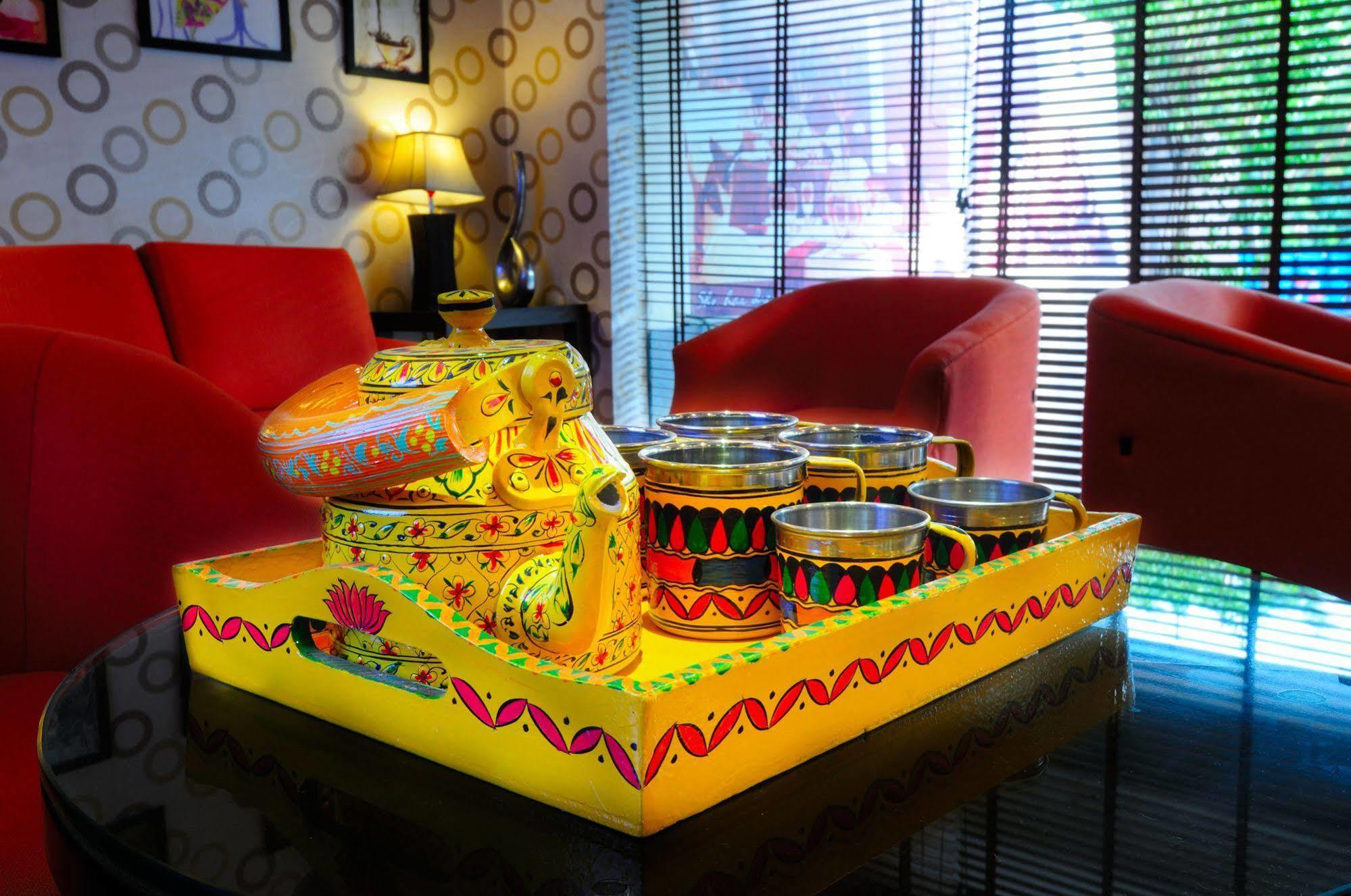 Crossroads Hotel Gurgaon Bagian luar foto