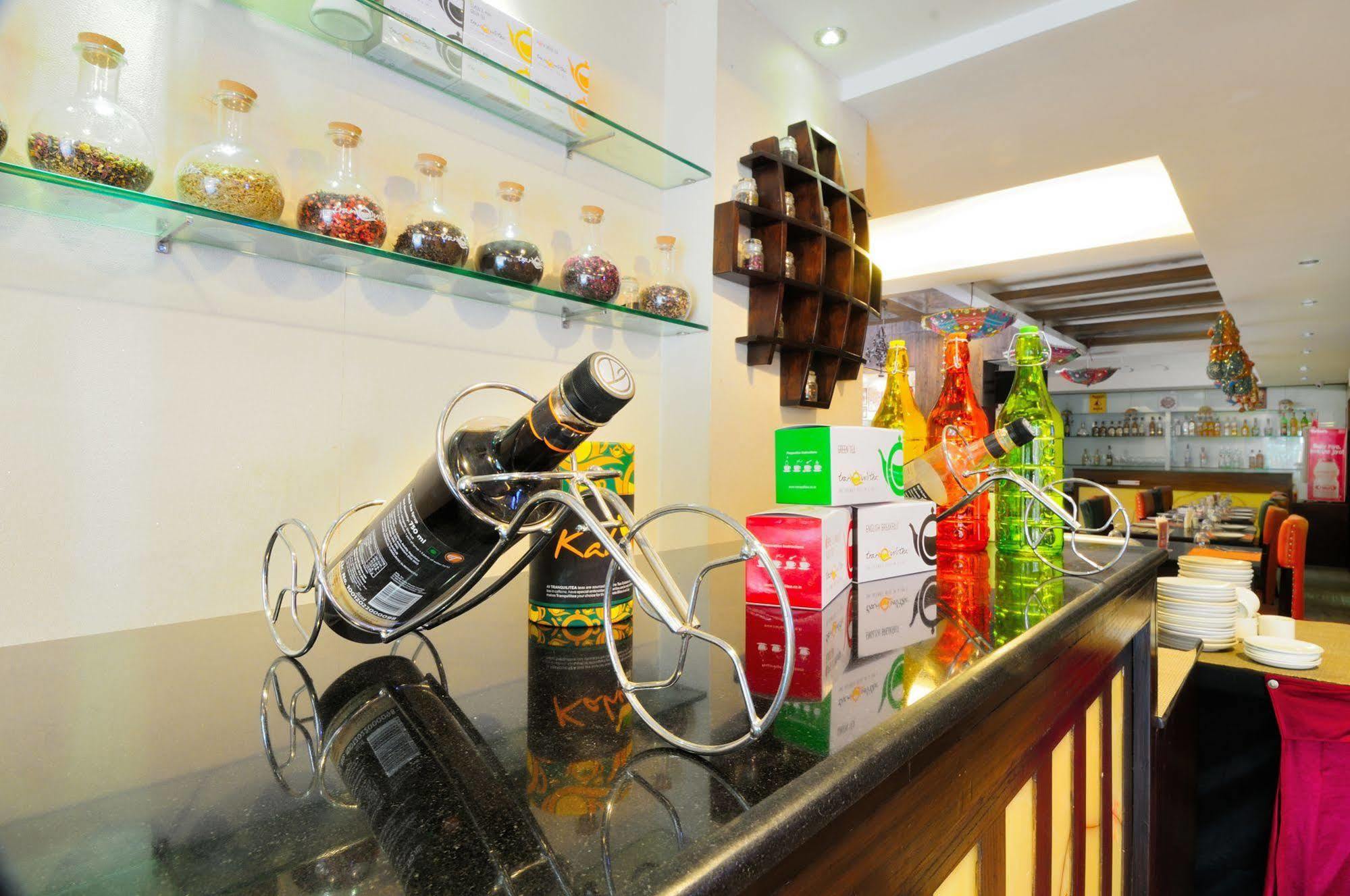 Crossroads Hotel Gurgaon Bagian luar foto