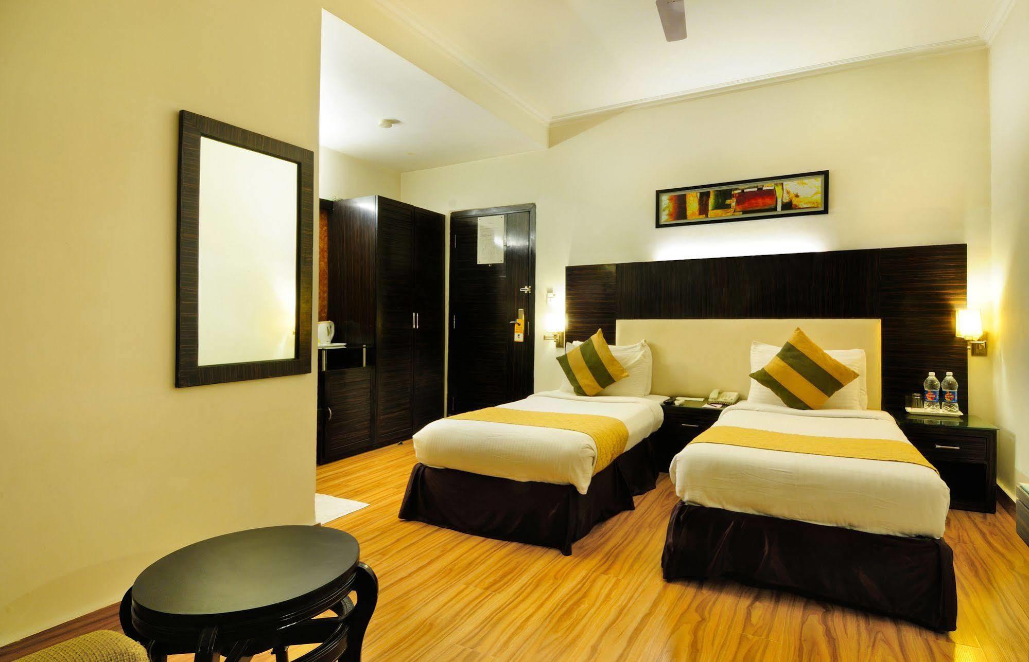 Crossroads Hotel Gurgaon Bagian luar foto