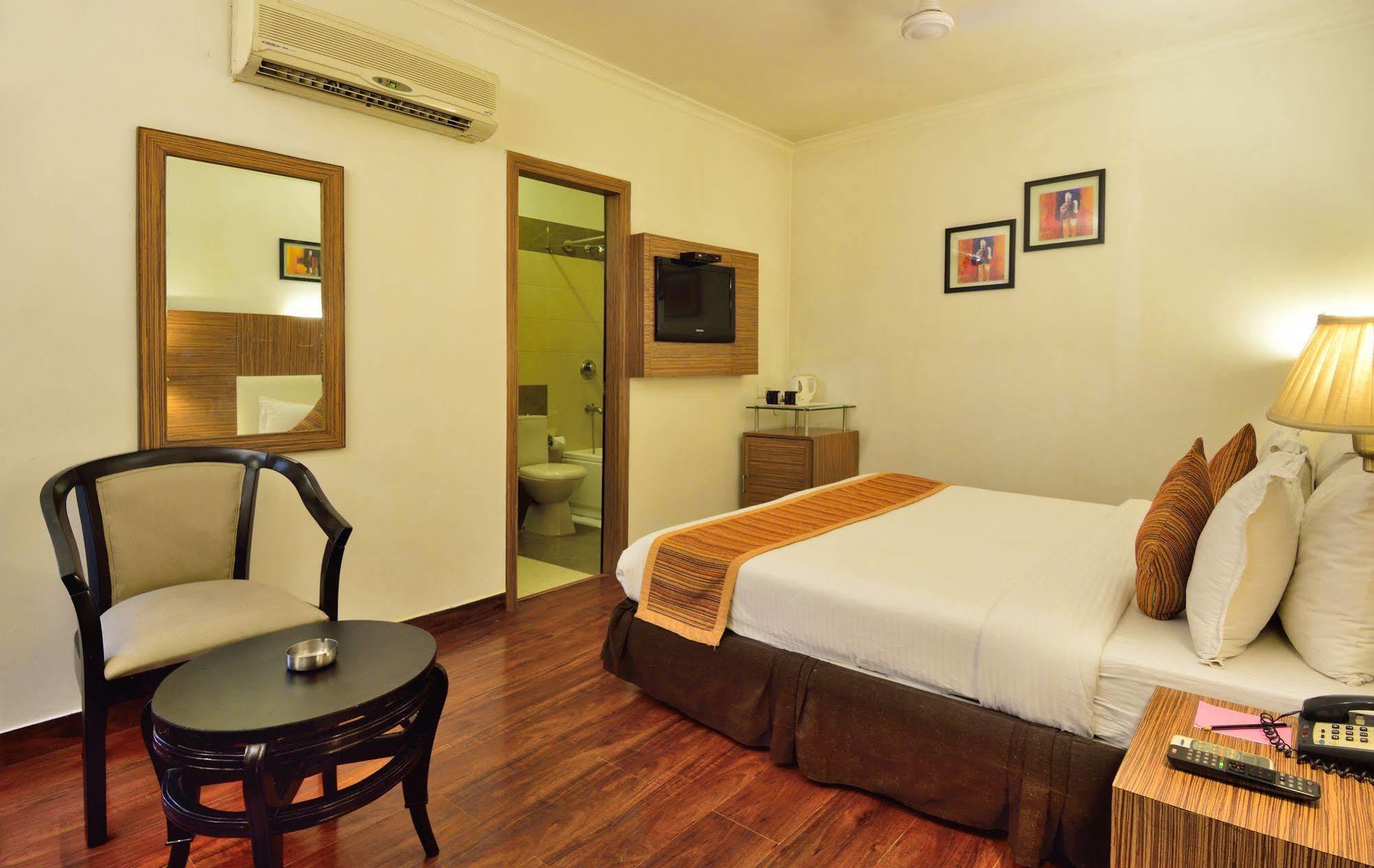 Crossroads Hotel Gurgaon Bagian luar foto