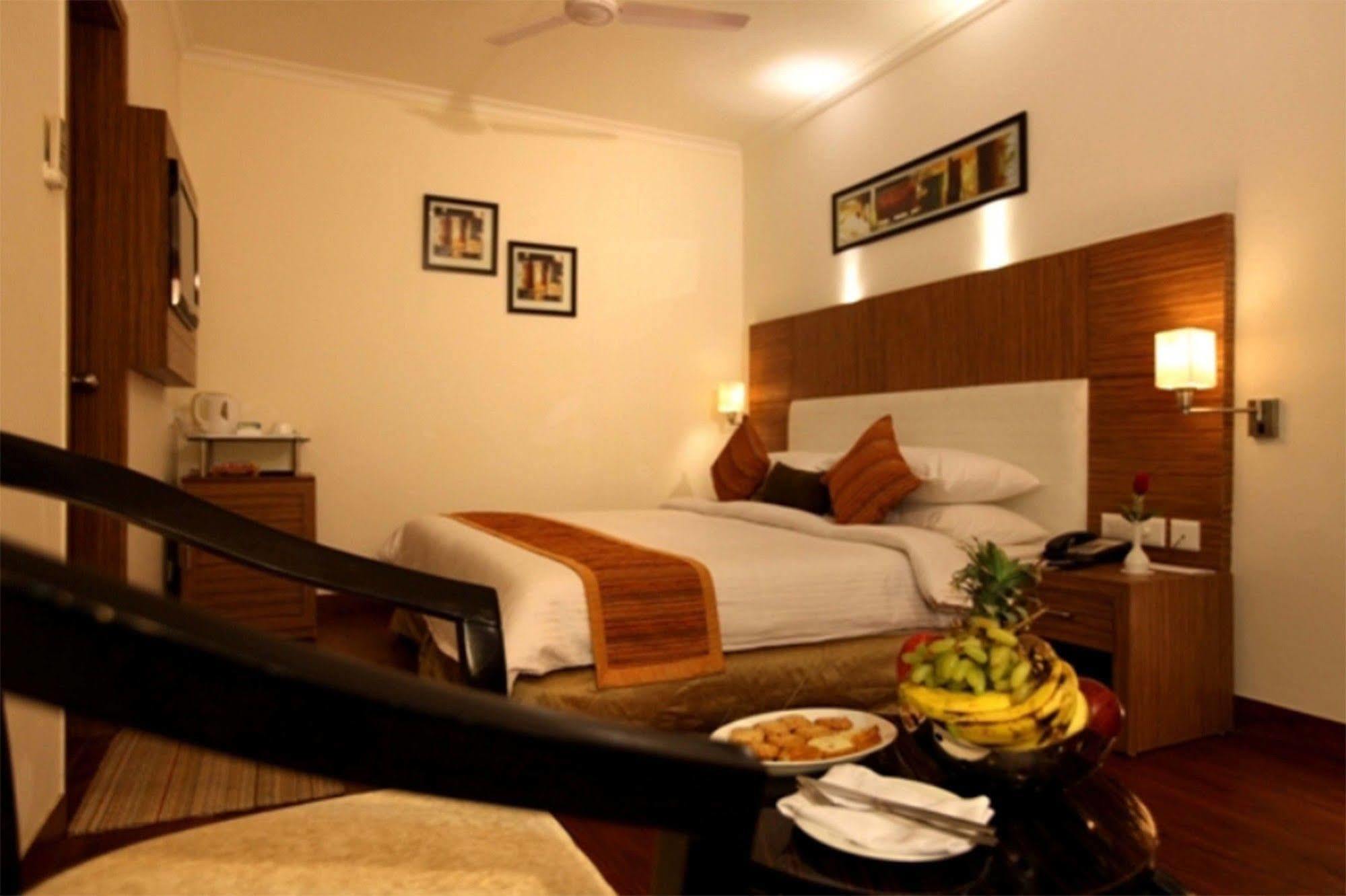 Crossroads Hotel Gurgaon Bagian luar foto